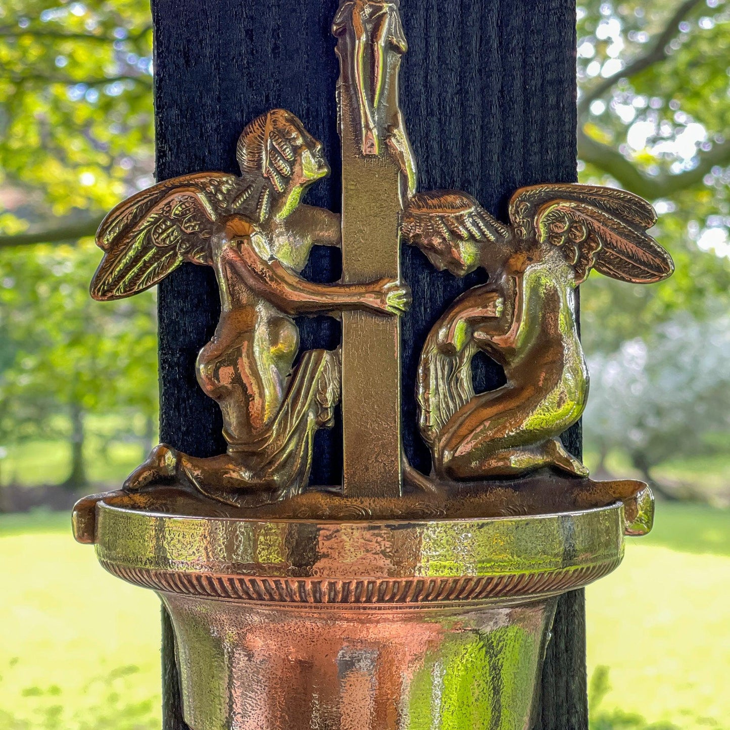 Wijwaterbak met engelen van koper - Bamestra Curiosa