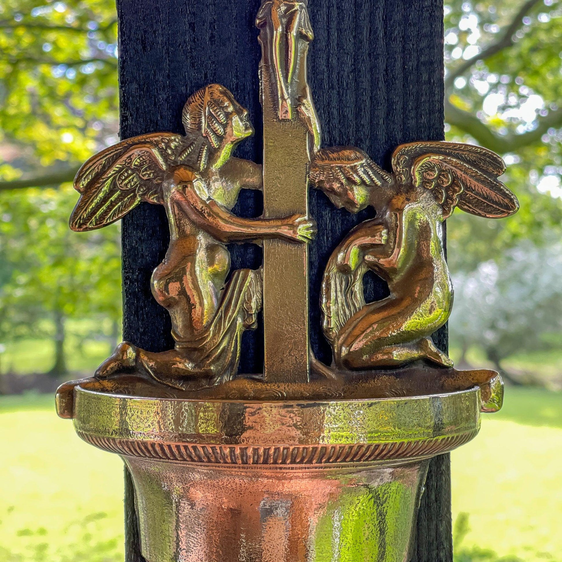 Wijwaterbak met engelen van koper - Bamestra Curiosa