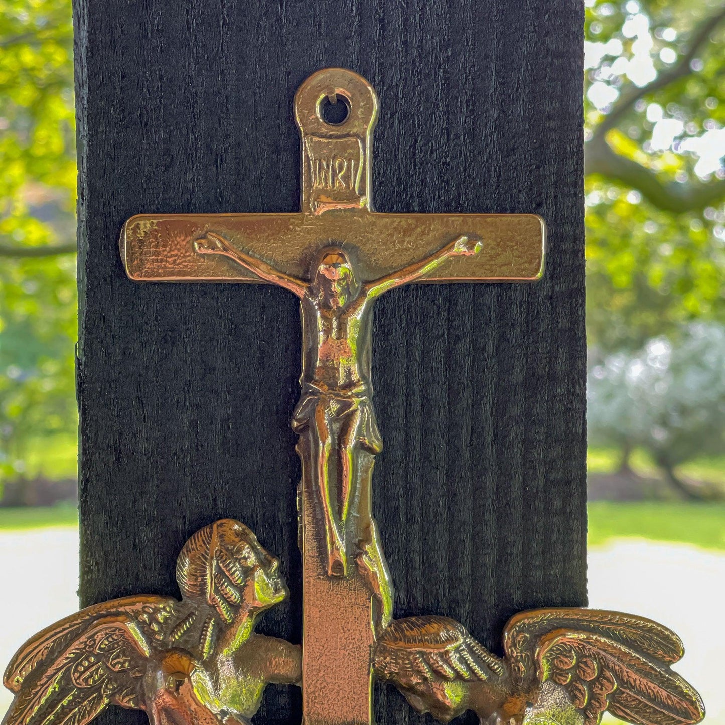 Wijwaterbak met engelen van koper - Bamestra Curiosa