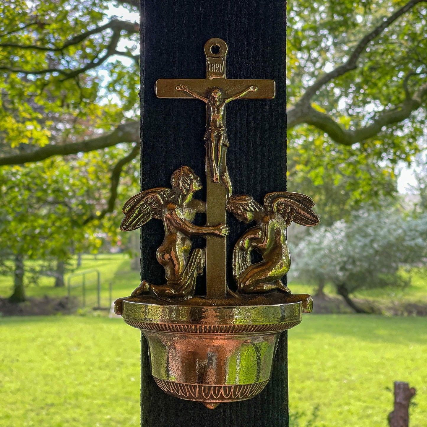 Wijwaterbak met engelen van koper - Bamestra Curiosa