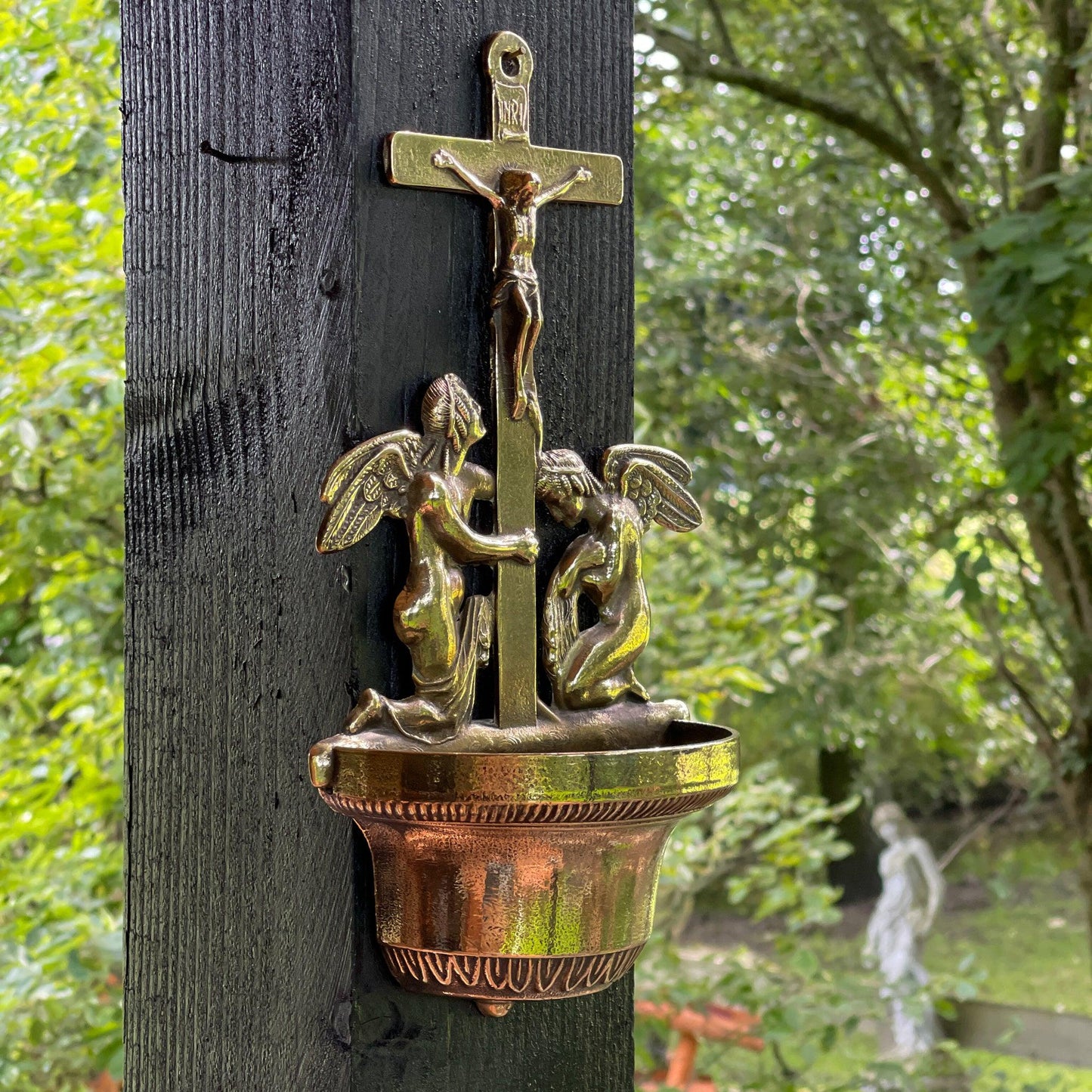 Wijwaterbak met engelen van koper - Bamestra Curiosa