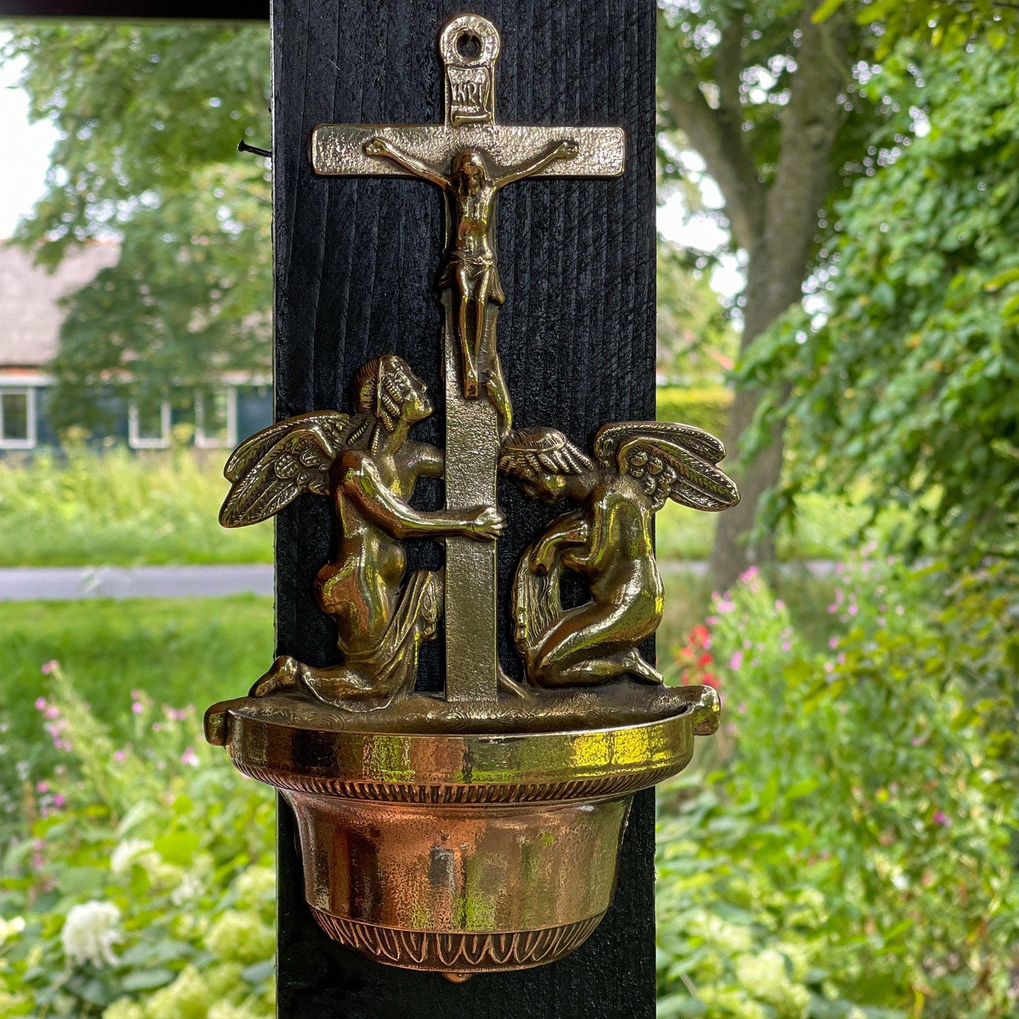 Wijwaterbak met engelen van koper - Bamestra Curiosa