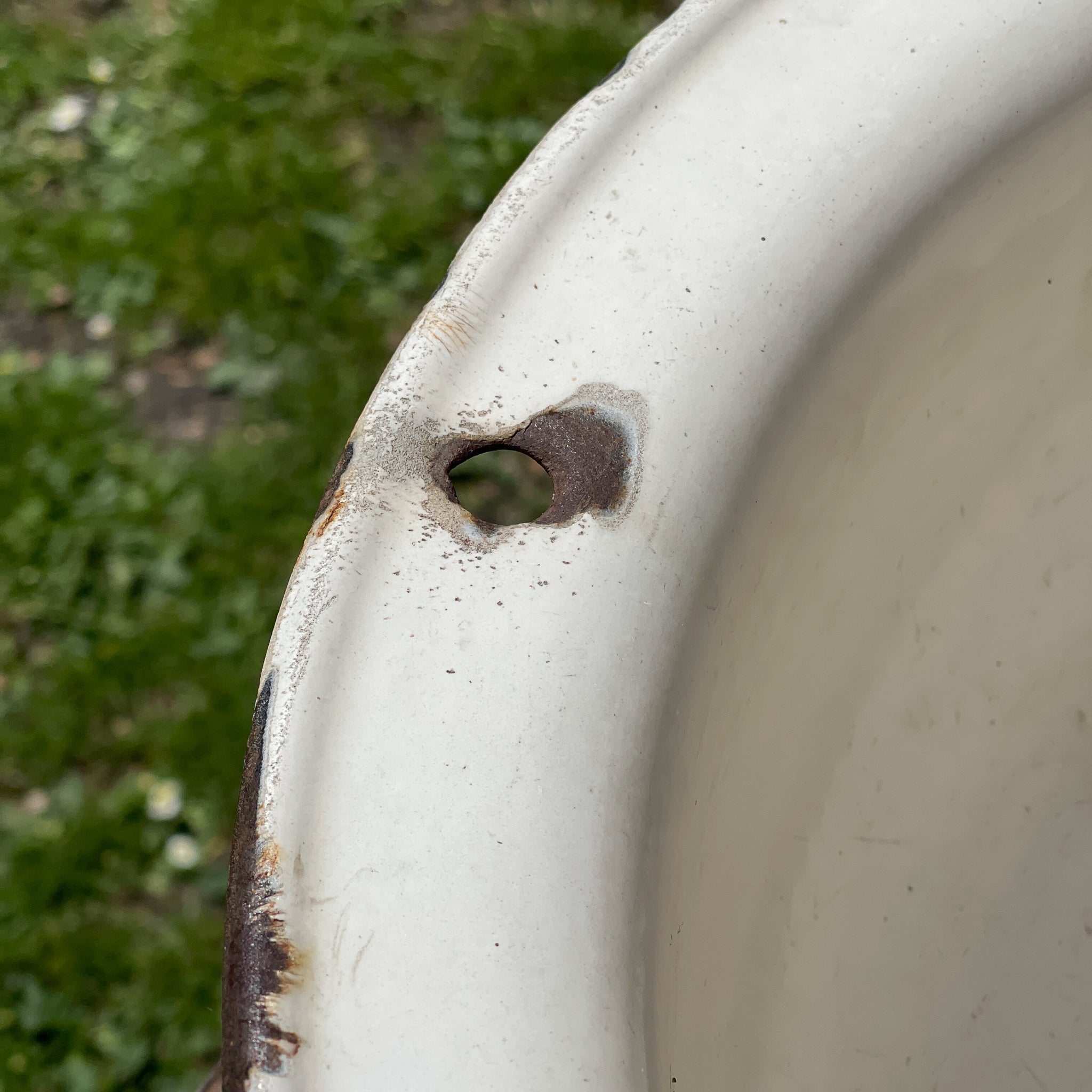 Wit Emaille Badje - The Collectionist