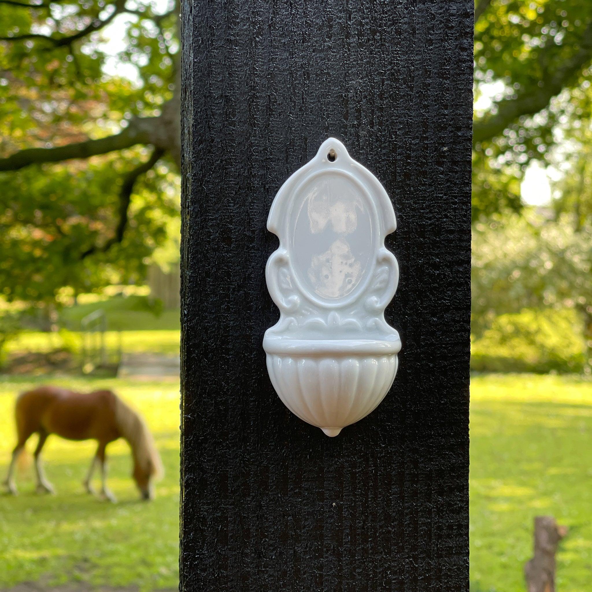 Wit wijwaterbakje van porselein - The Collectionist