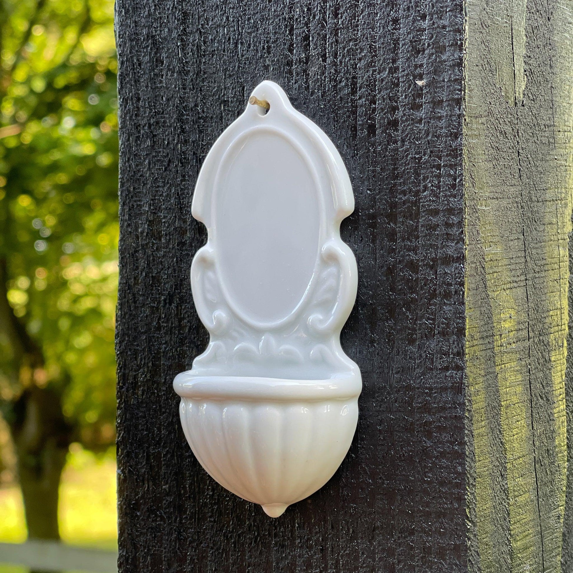 Wit wijwaterbakje van porselein - Bamestra Curiosa