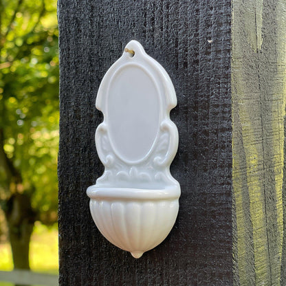 Wit wijwaterbakje van porselein - Bamestra Curiosa