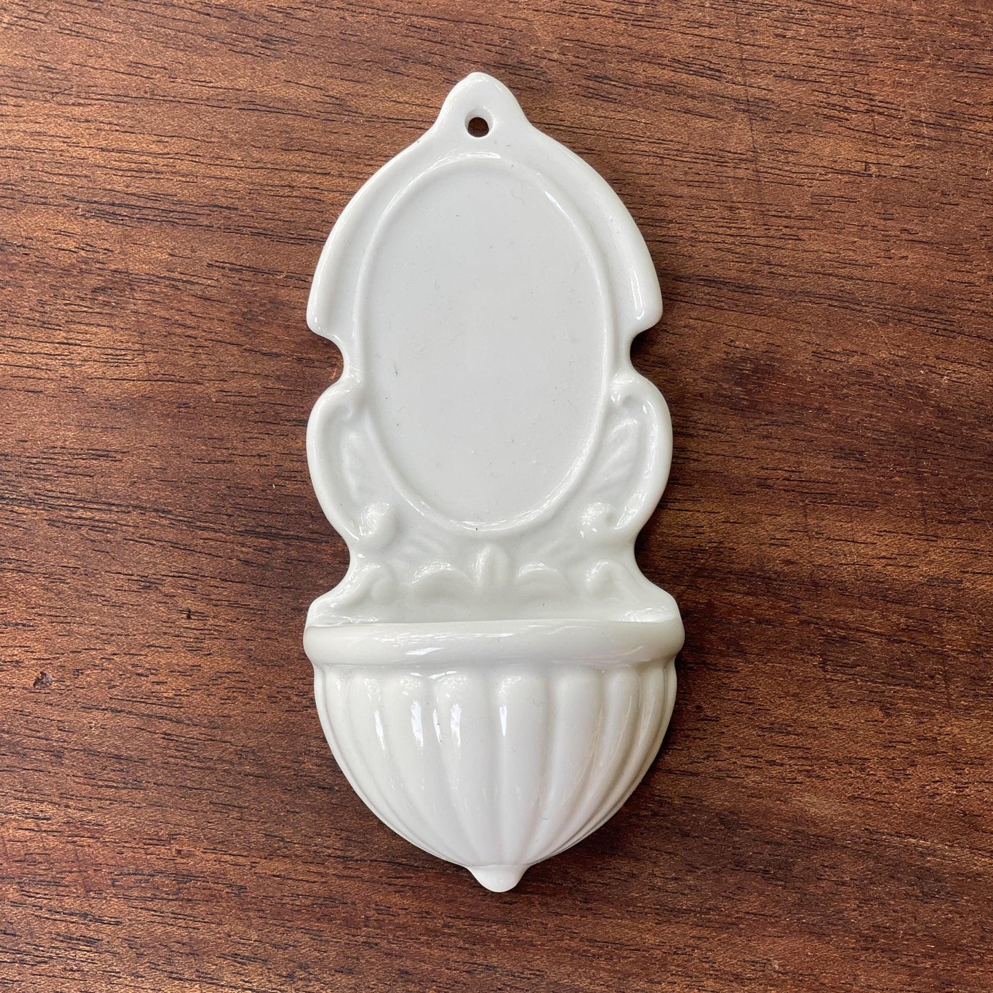 Wit wijwaterbakje van porselein - Bamestra Curiosa