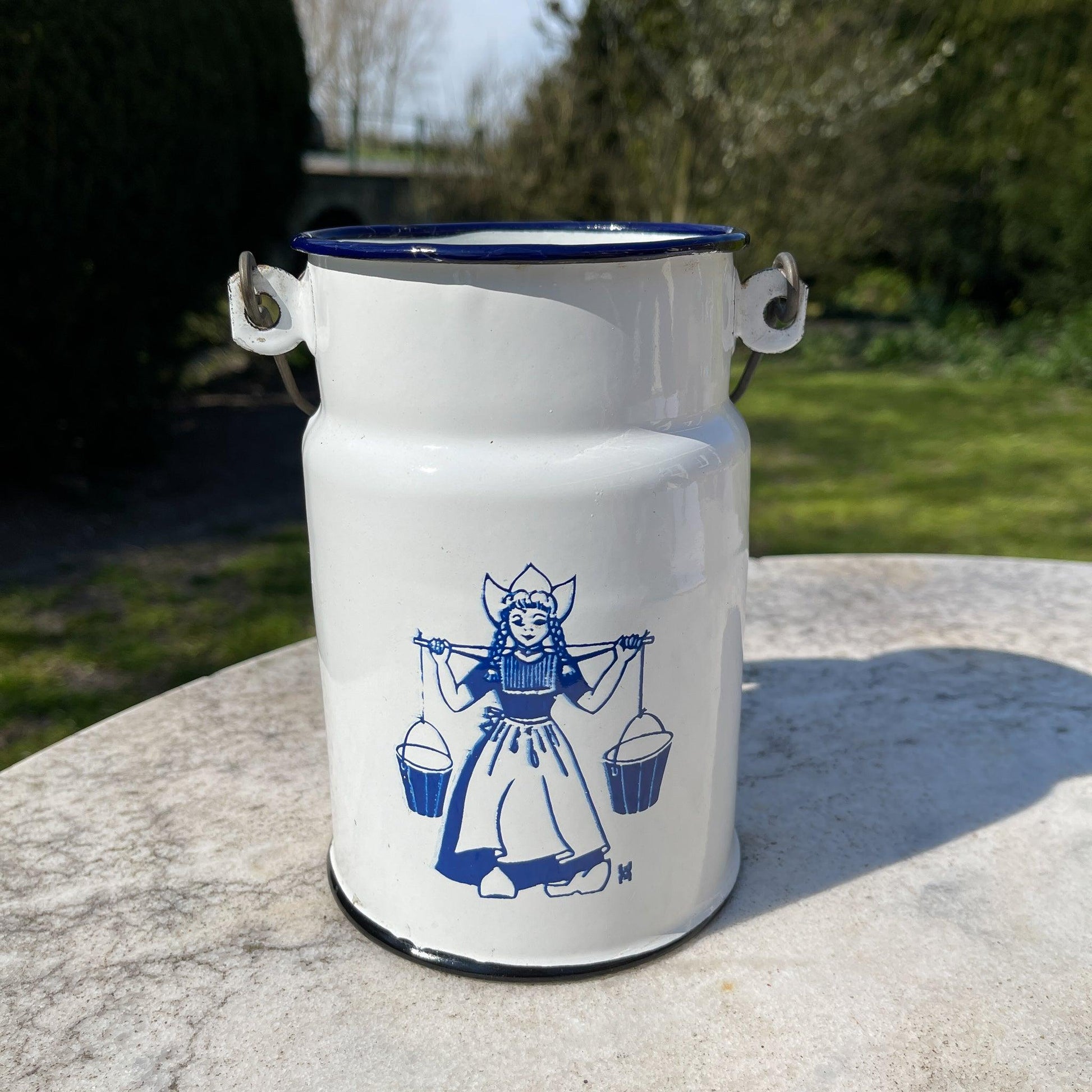 Witte emaille melkbus met melkmeisje - Bamestra Curiosa