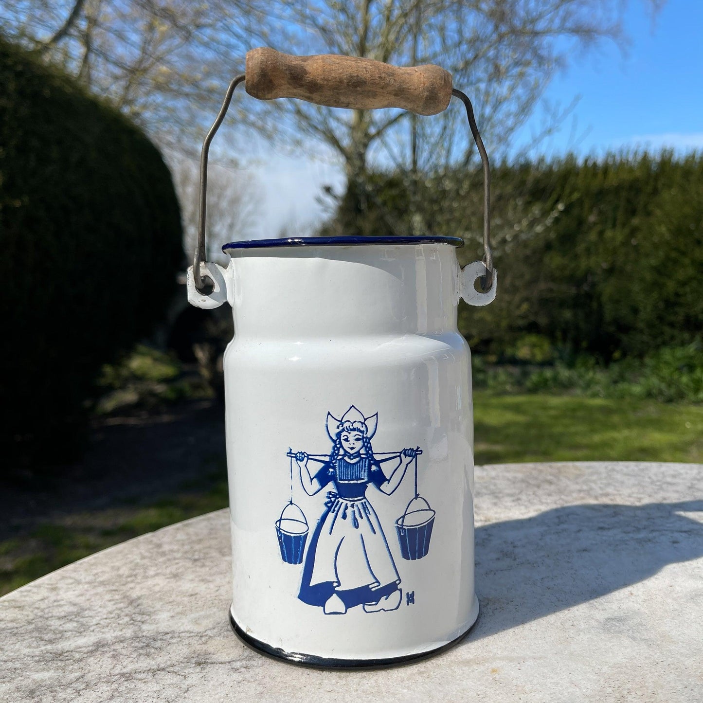 Witte emaille melkbus met melkmeisje - Bamestra Curiosa