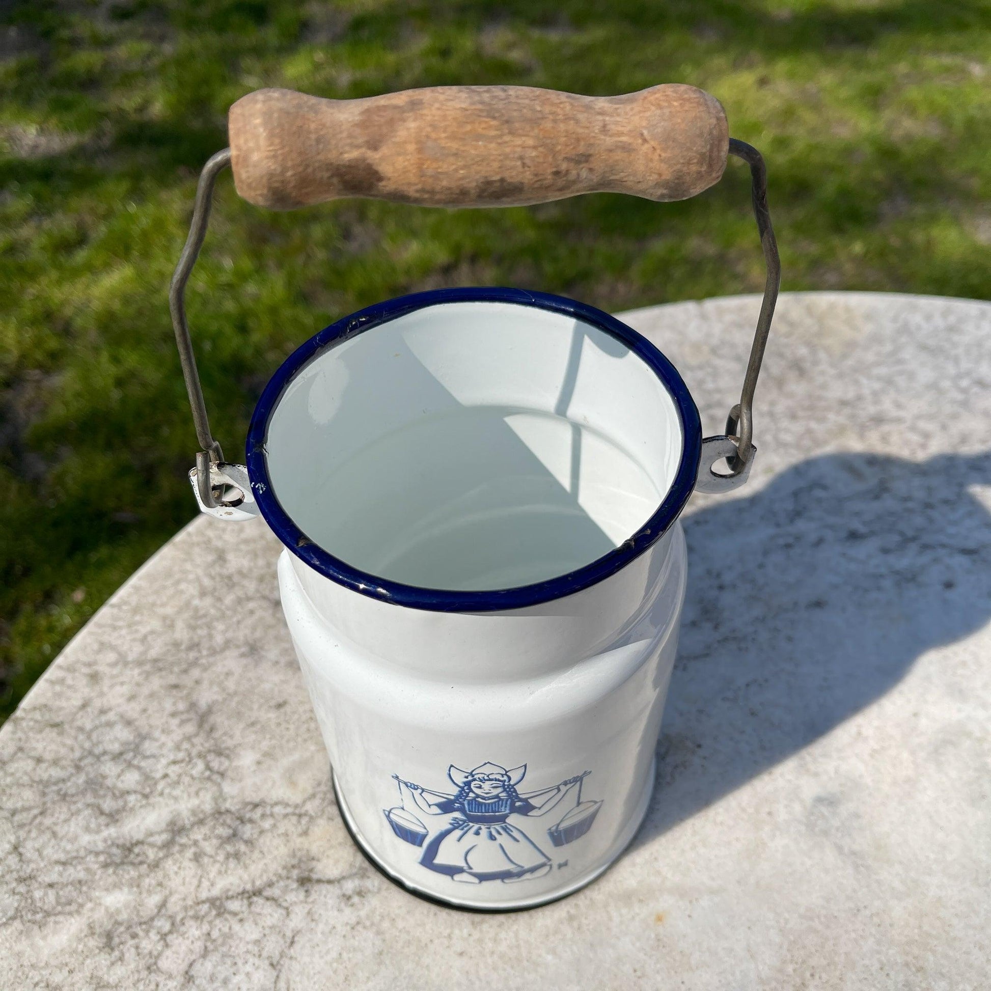 Witte emaille melkbus met melkmeisje - Bamestra Curiosa