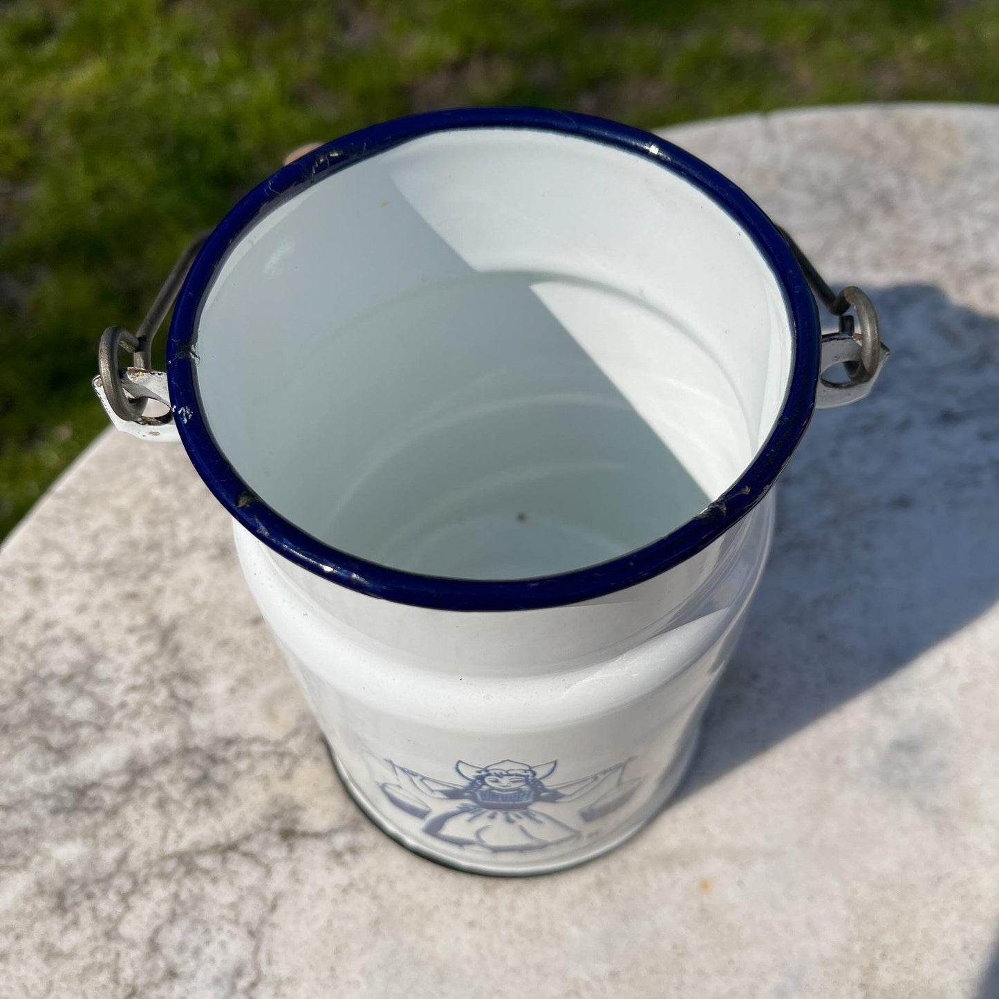 Witte emaille melkbus met melkmeisje - Bamestra Curiosa