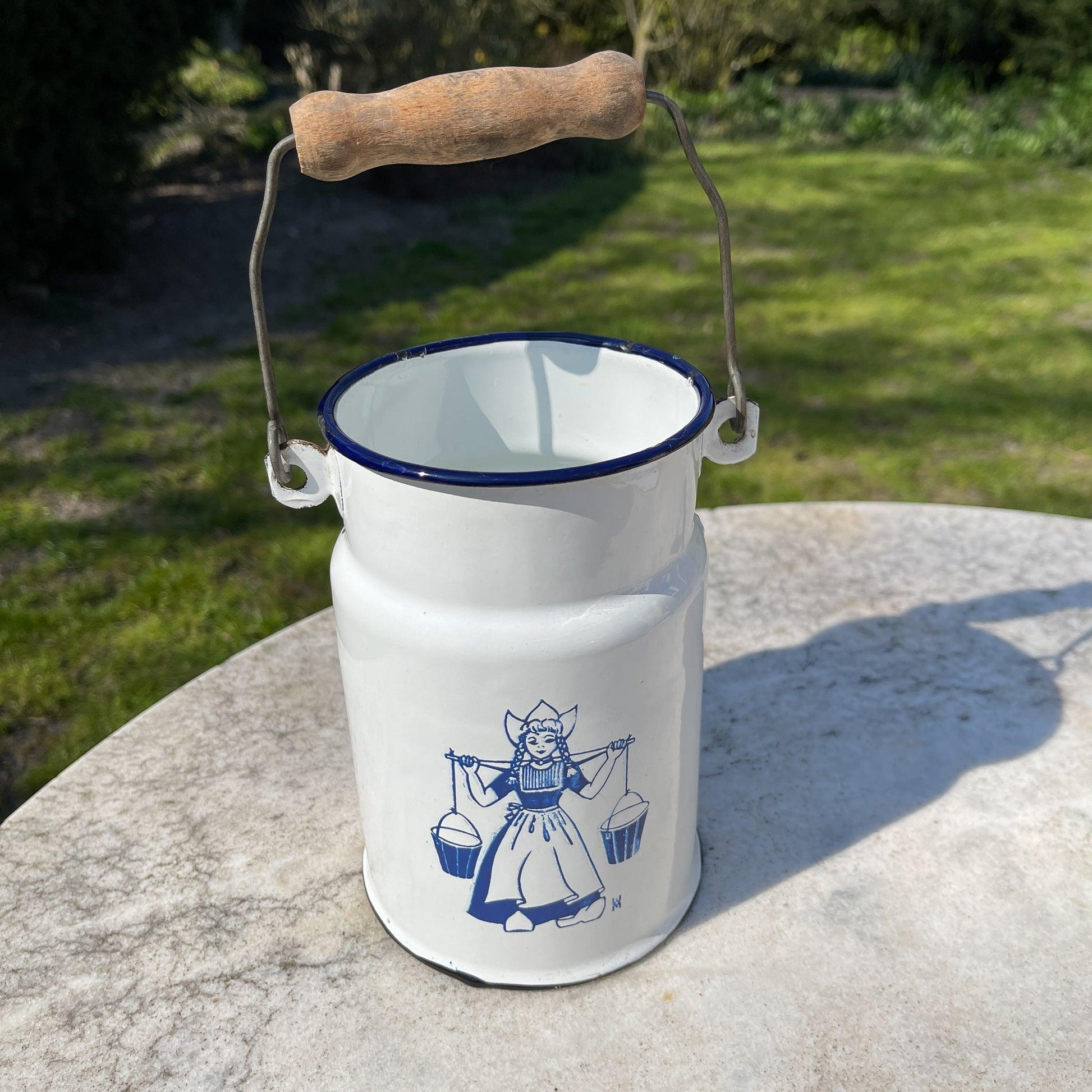 Witte emaille melkbus met melkmeisje - Bamestra Curiosa