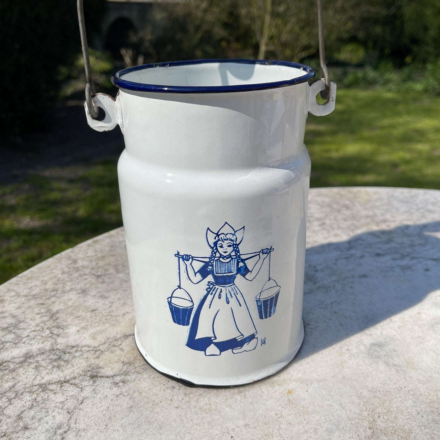 Witte emaille melkbus met melkmeisje - Bamestra Curiosa