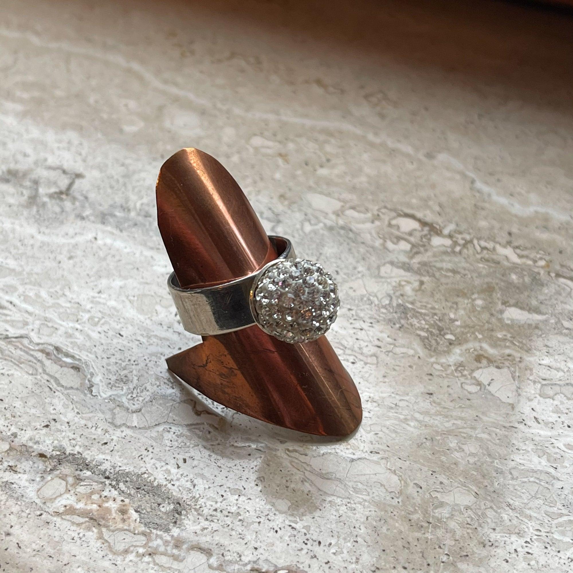 Zilveren ring met kristallen bol van Wim Lammers - The Collectionist