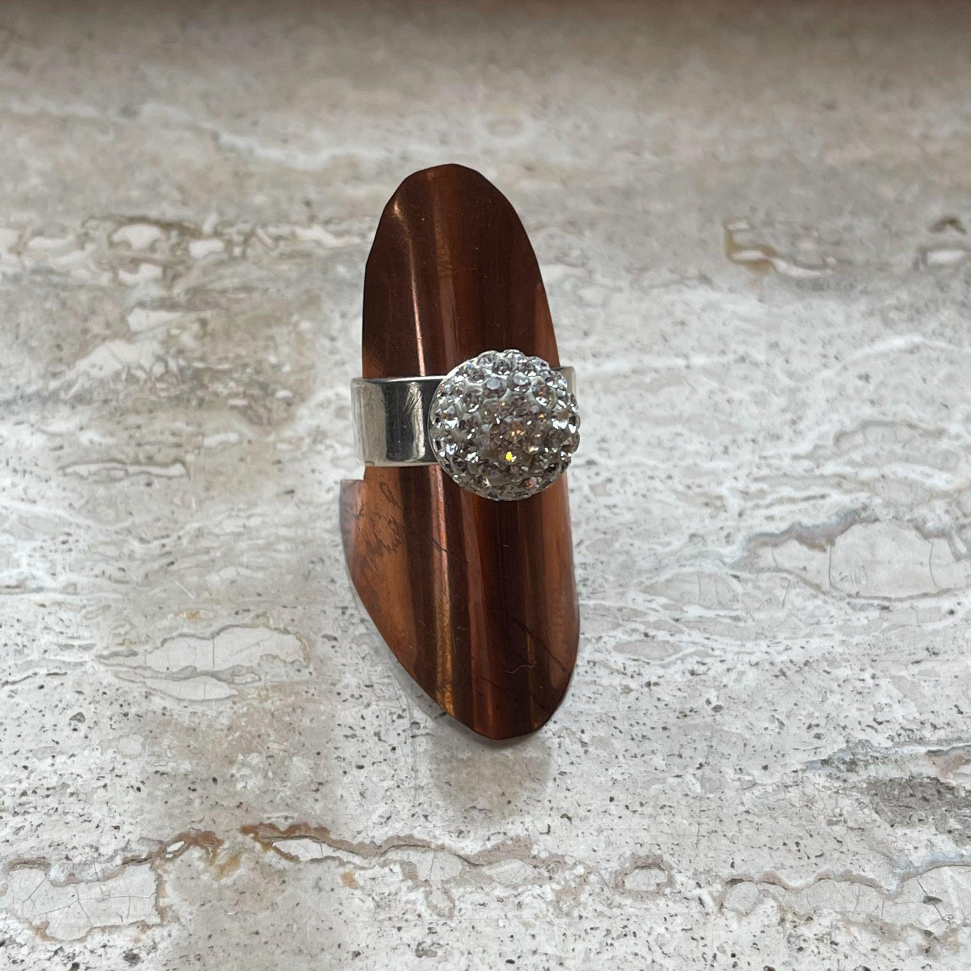 Zilveren ring met kristallen bol van Wim Lammers - The Collectionist