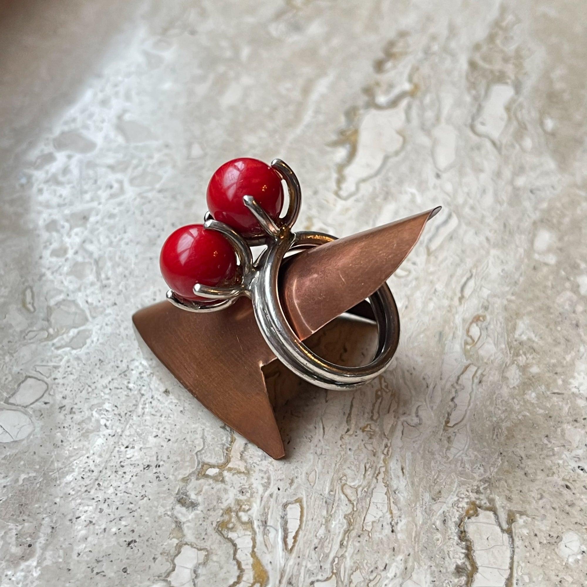 Zilveren ring met rood glas van Wim Lammers - The Collectionist