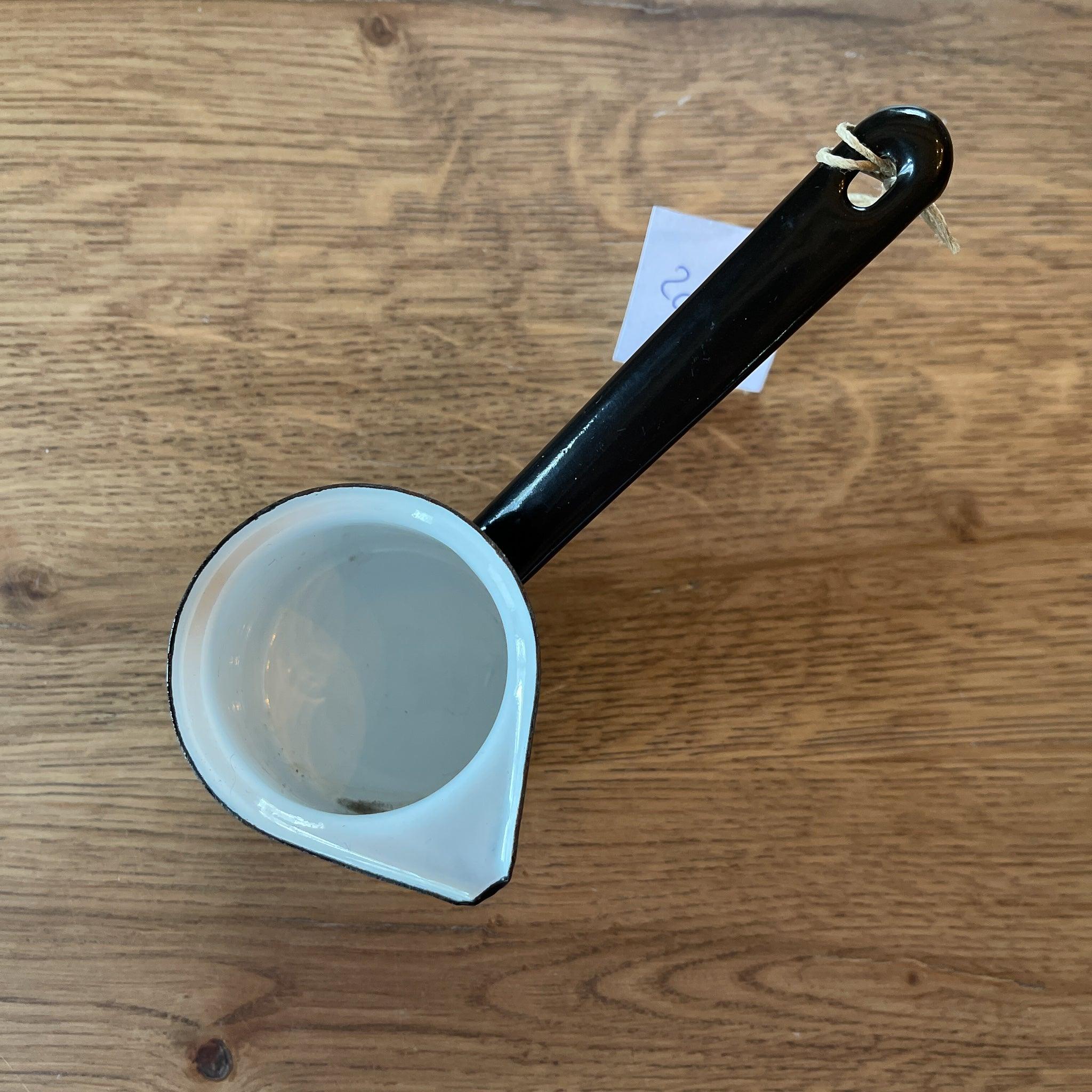 Zwart emaille schenkkannetje - The Collectionist