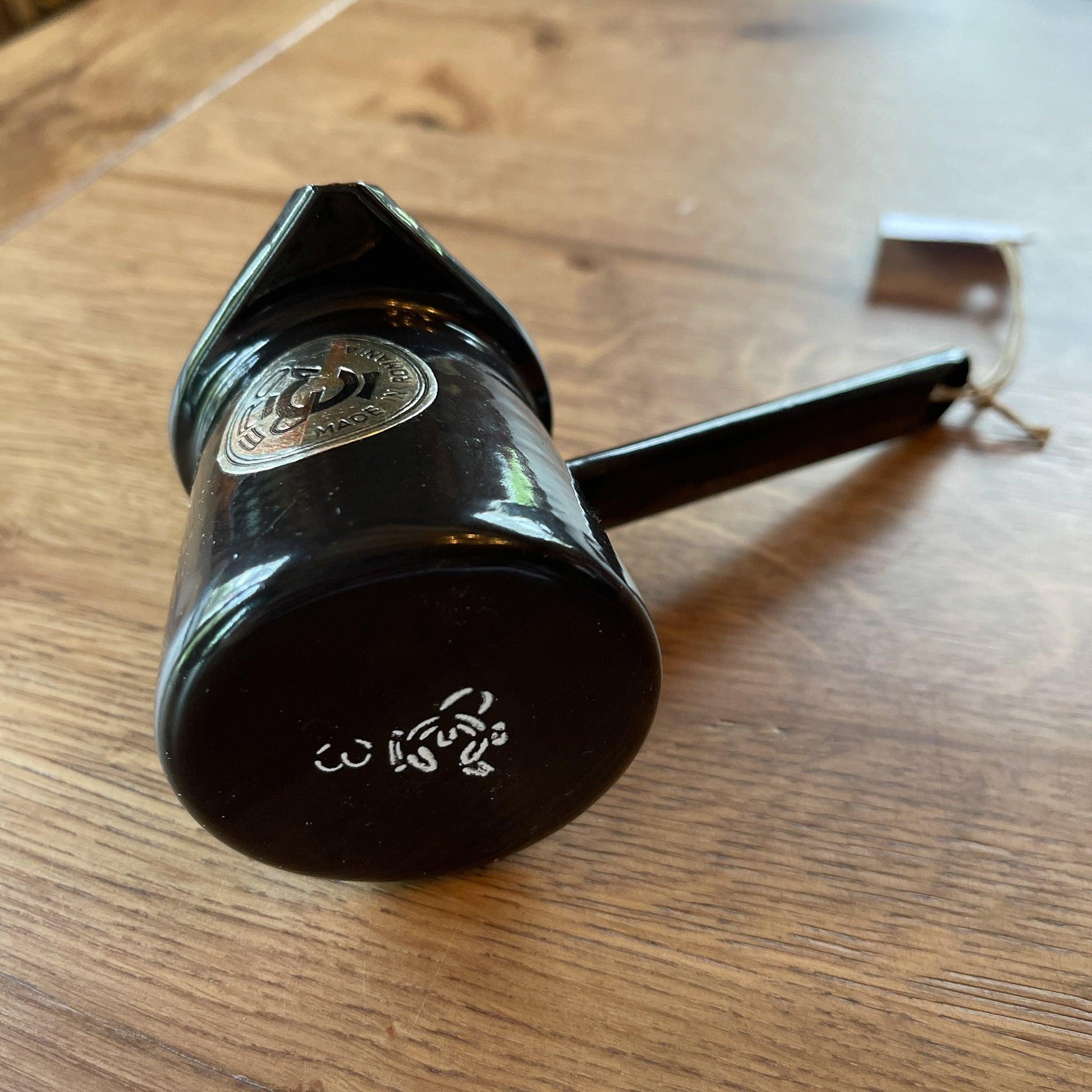 Zwart emaille schenkkannetje - Bamestra Curiosa